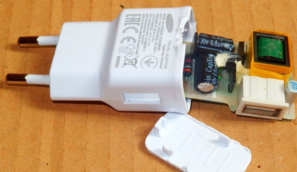 آسیب وصل بودن شارژر به پریز برق بدون دستگاه