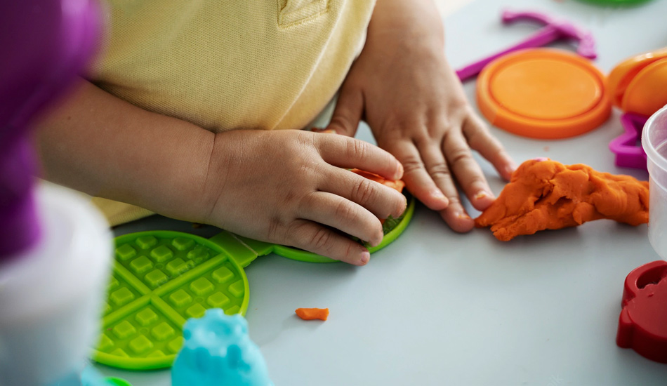 اهمیت استفاده از خمیر بازی در آموزش کودک